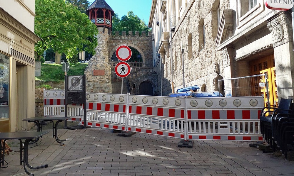 Abschnitt der Straße Am Römertor nach Fassadenschaden vorläufig gesperrt