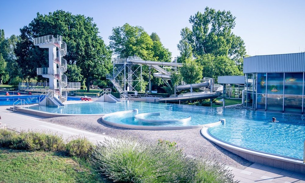 Awareness-Teams unterstützen Besucherinnen und Besucher im Freibad Kleinfeldchen Awareness-Teams unterstützen Besucherinnen und Besucher im Freibad Kleinfeldchen