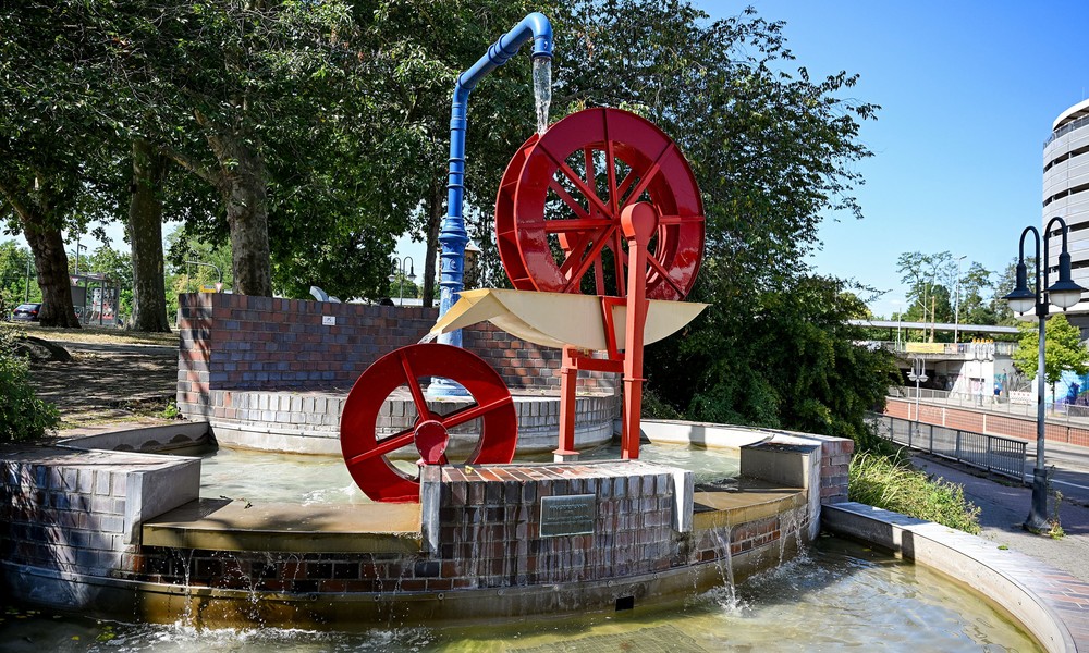 Brunnen am Kanaltorplatz in Hanau nach Reparatur wieder in Betrieb Brunnen am Kanaltorplatz in Hanau nach Reparatur wieder in Betrieb