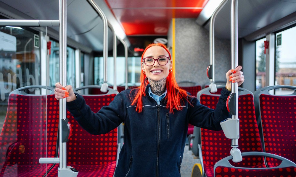 Busfahrerin aus Hanau gewinnt RMV Auszeichnung nach hunderten Einsendungen