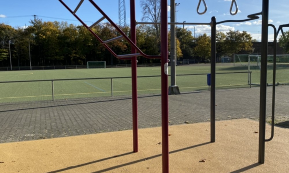 Calisthenics Station und Basketballkorb ergänzen Angebot am Sportplatz Amöneburg