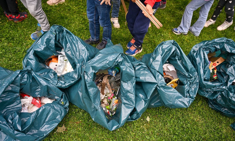 Freiwillige in Klein Auheim sammeln Müll beim hessenweiten Frühlingsputz