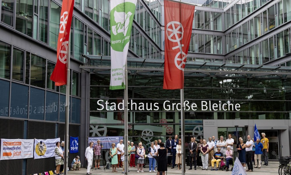Friedensflagge vor dem Stadthaus: Oberbürgermeister und Initiativen fordern nukleare Abrüstung