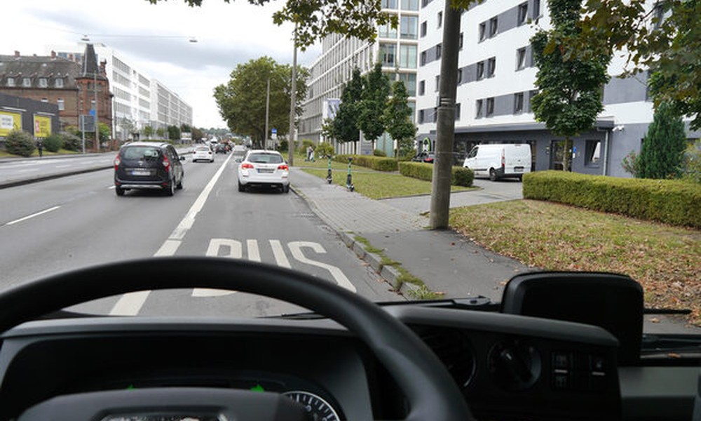 Frontkameras in Wiesbadener Bussen dokumentieren Falschparker und entlasten Fahrpersonal