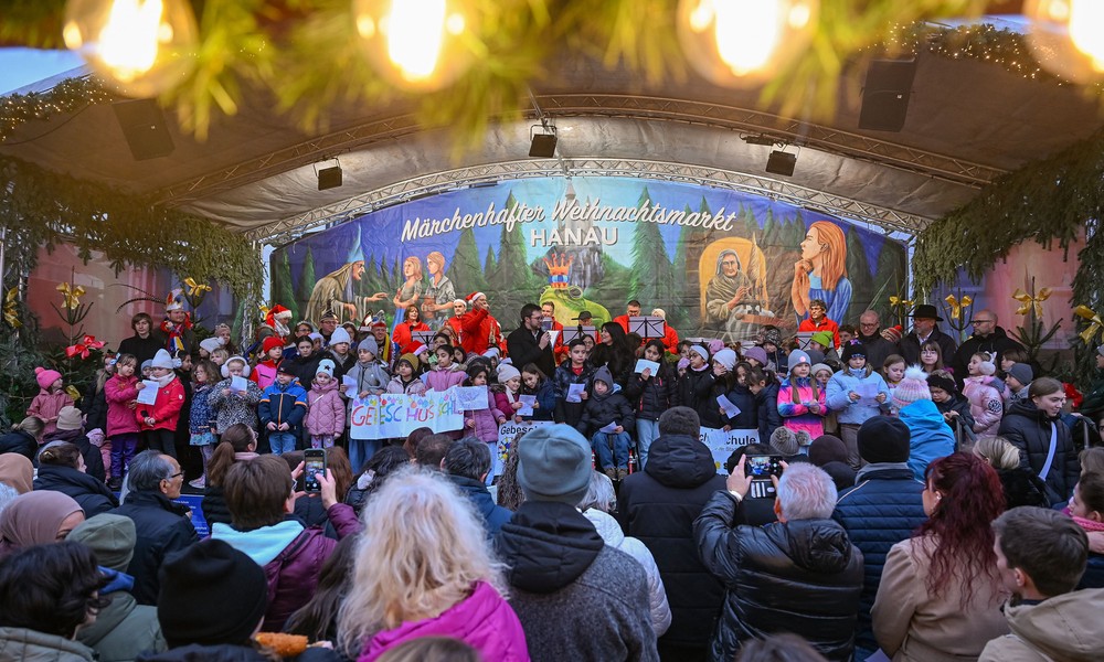 Gemeinsames Singen auf Hanauer Weihnachtsmarkt sichert 5.000 Euro für Kinder- und Jugendhospizdienst