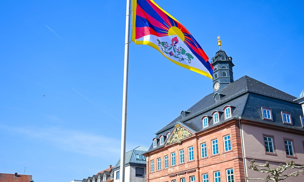 Hanau hisst tibetische Flagge zum Gedenken an den Aufstand von 1959