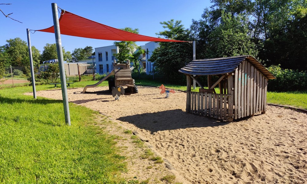 Hanau reinigt 189 Sandflächen auf Spielplätzen, in Kitas und Schulen