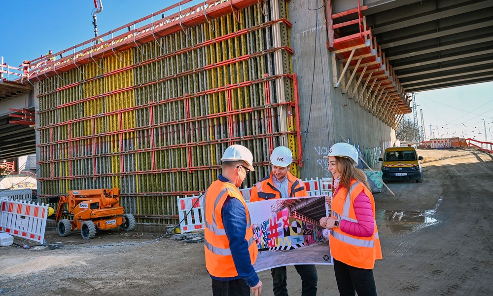 Hanau will neue Hauptbahnhofbrücke noch dieses Jahr öffnen und beauftragt Lars Contzen mit Gestaltung