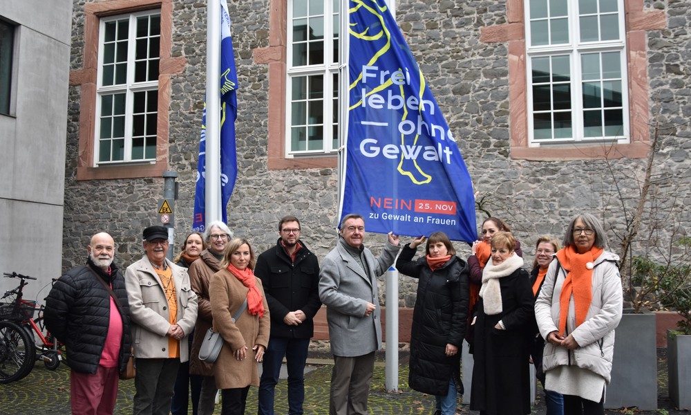 Hanau zeigt Flagge gegen Gewalt an Frauen und plant orange Beleuchtung zum 25. November