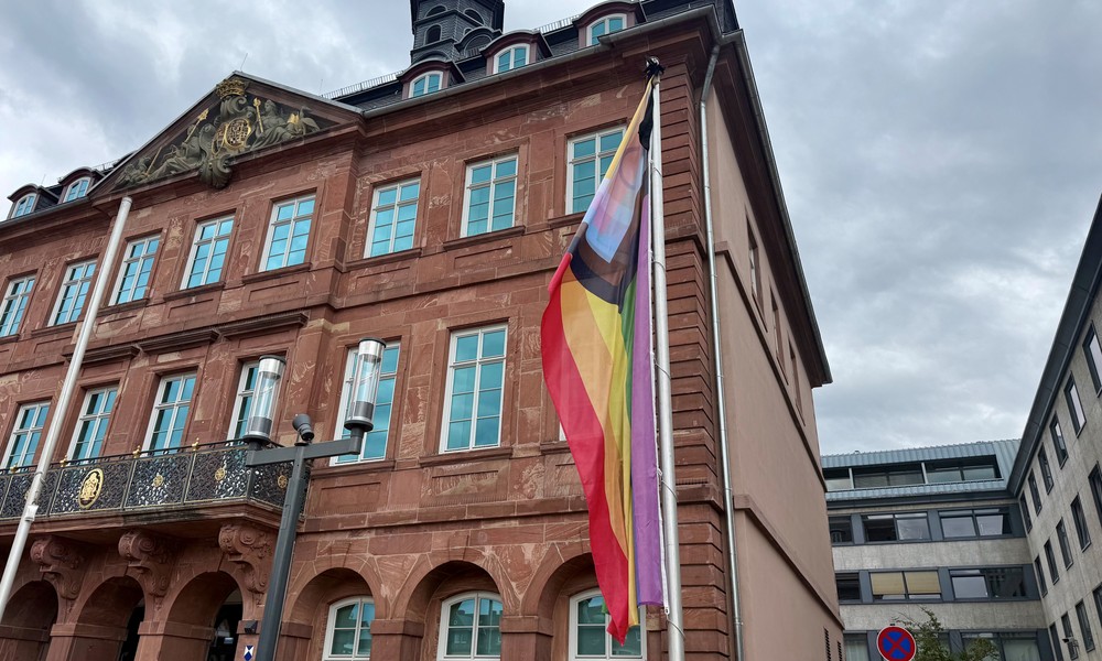 Hanau zeigt Solidarität nach Angriff in Berlin und hisst Progress Pride Flagge