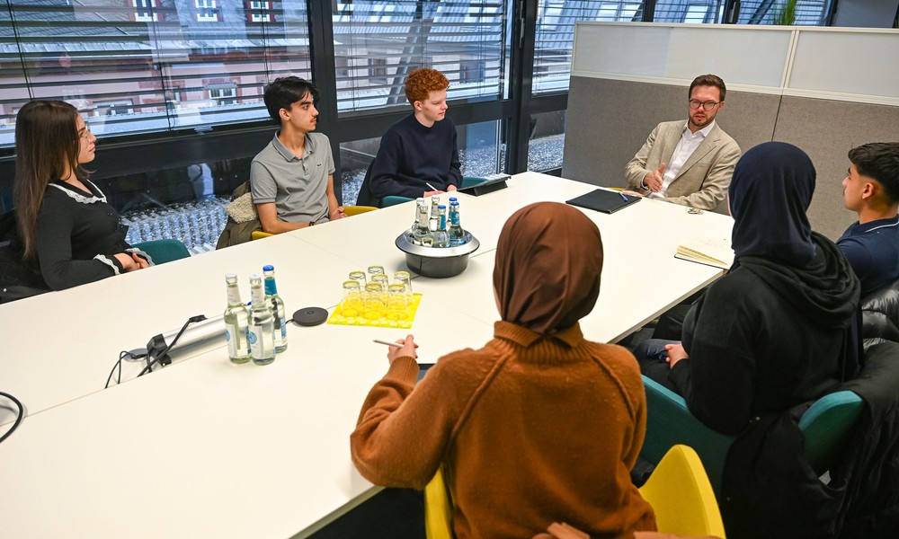 Hanauer Schülervertretung bespricht Schulbau, Ganztagsanspruch und Demokratieprojekte mit Bürgermeister Hanauer Schülervertretung bespricht Schulbau, Ganztagsanspruch und Demokratieprojekte mit Bürgermeister