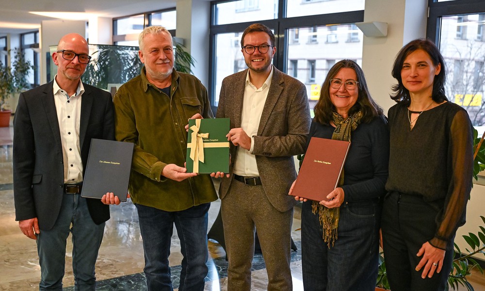 Handschriftliches Matthäus-Evangelium als Zeichen bürgerschaftlichen Engagements übergeben Handschriftliches Matthäus-Evangelium als Zeichen bürgerschaftlichen Engagements übergeben