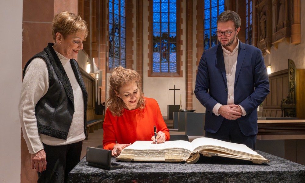 Juliane Banse wird mit Hindemith-Preis der Stadt Hanau ausgezeichnet und trägt sich ins Goldene Buch ein Juliane Banse wird mit Hindemith-Preis der Stadt Hanau ausgezeichnet und trägt sich ins Goldene Buch ein