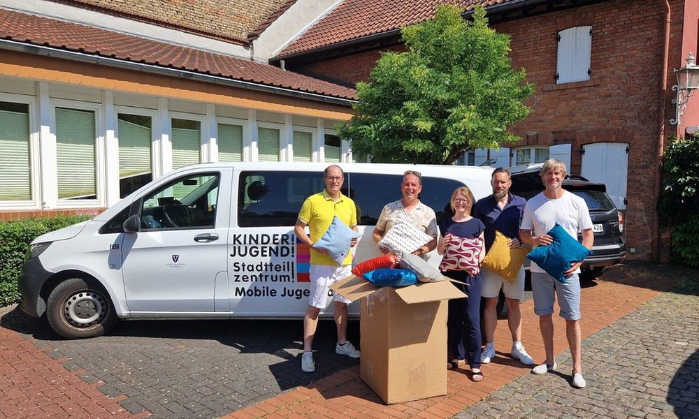 Lions Club stattet Jugendtreffs in Wiesbadens östlichen Stadtteilen mit rund 30 Kissen aus