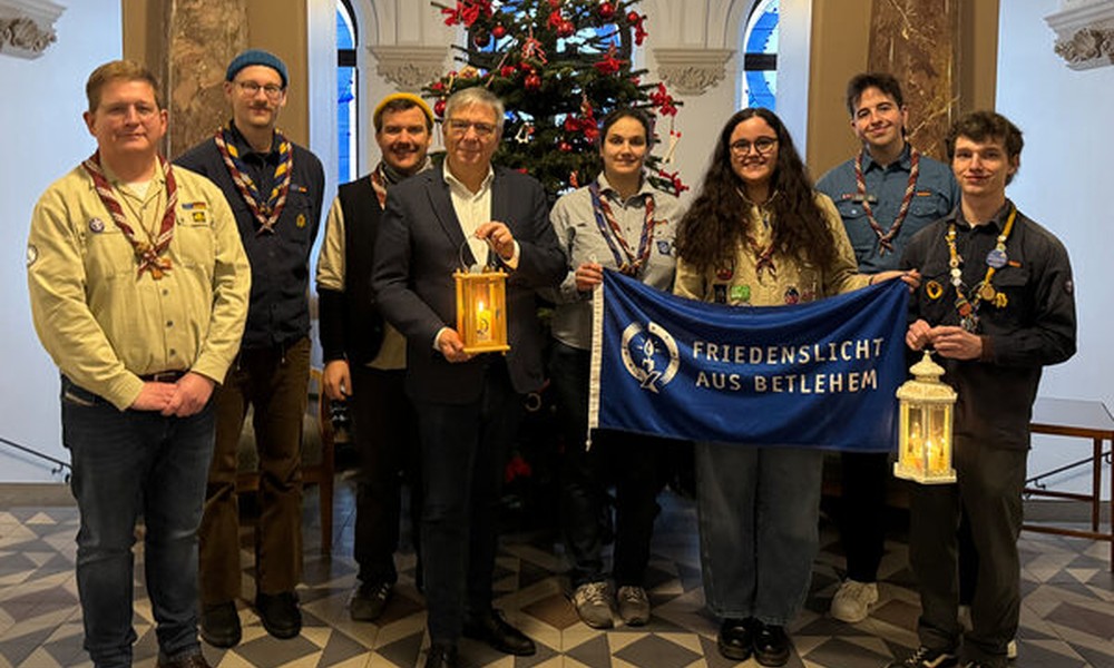 Mende empfängt Friedenslicht im Rathaus: Pfadfinder übergaben Symbol aus Bethlehem