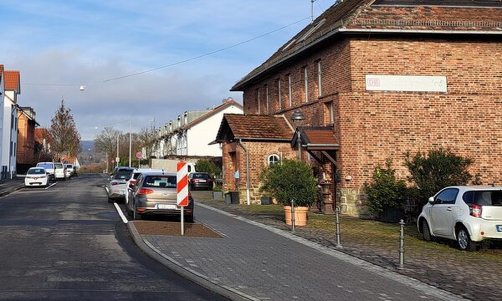 Neuer Gehweg vor Bahnhof Igstadt soll Schulweg und Pendeln sicherer machen Neuer Gehweg vor Bahnhof Igstadt soll Schulweg und Pendeln sicherer machen