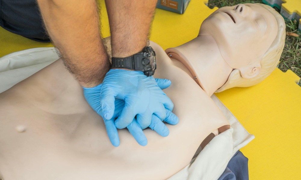 Smartphone App alarmiert qualifizierte Ersthelfer im Rheingau Taunus Kreis Smartphone App alarmiert qualifizierte Ersthelfer im Rheingau Taunus Kreis