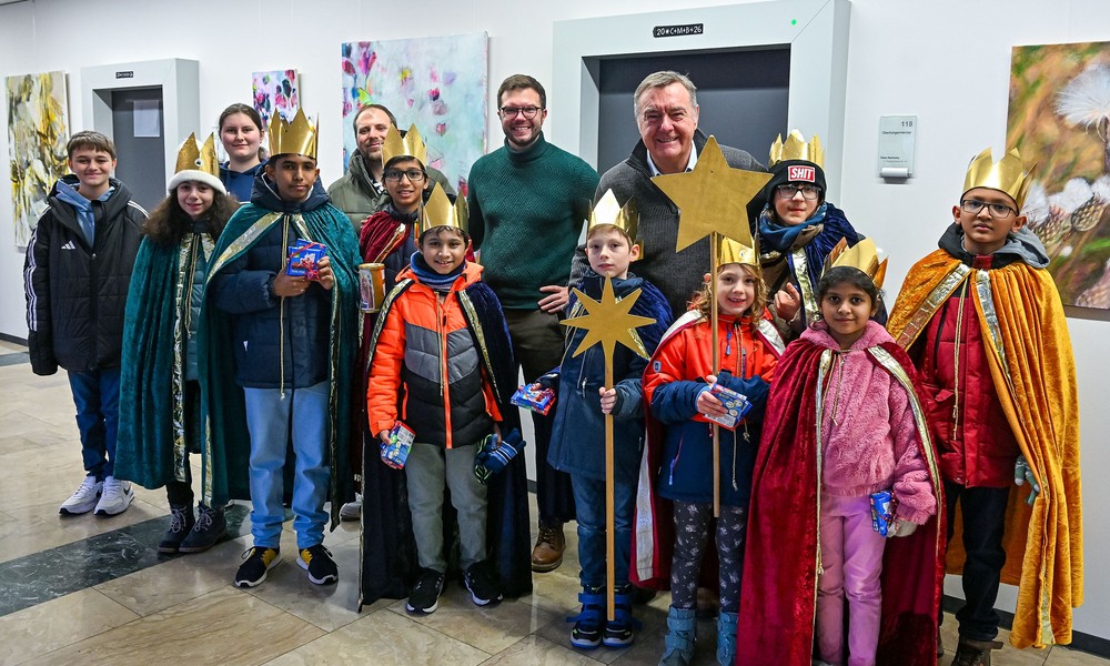 Sternsinger aus Hanau bringen traditionellen Segen ins Rathaus und werben für Bildungsprojekte