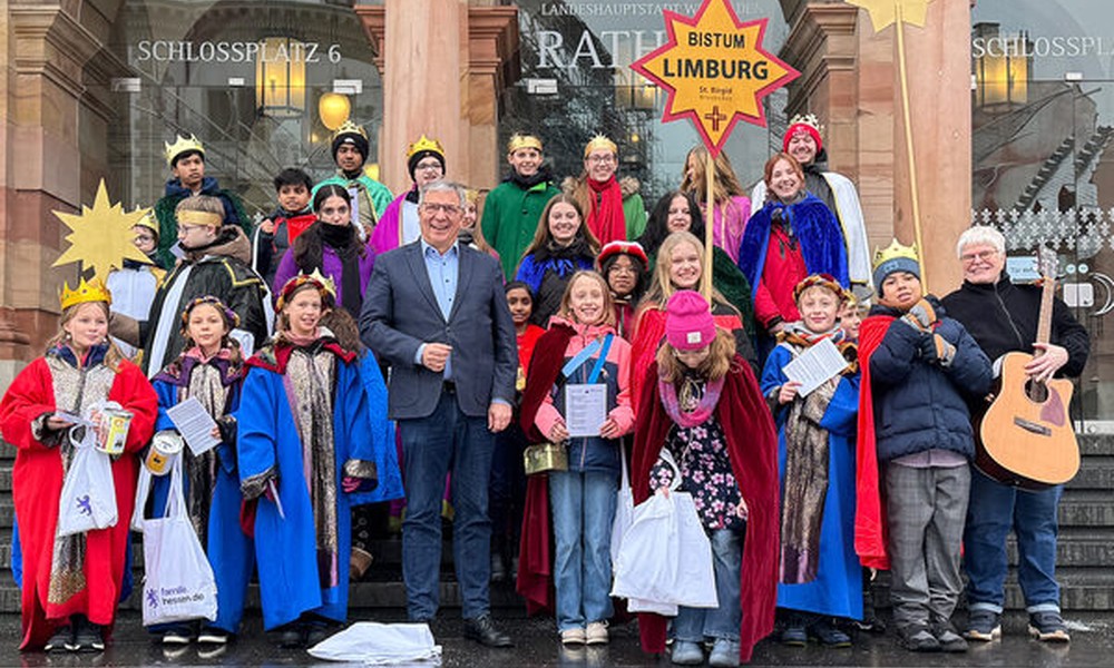 Sternsinger bringen Segen ins Wiesbadener Rathaus und machen auf Kinderarbeit aufmerksam Sternsinger bringen Segen ins Wiesbadener Rathaus und machen auf Kinderarbeit aufmerksam
