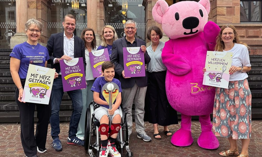 Symbolische Engelsfackel für Kinderhospizarbeit wird in Wiesbaden weitergereicht Symbolische Engelsfackel für Kinderhospizarbeit wird in Wiesbaden weitergereicht