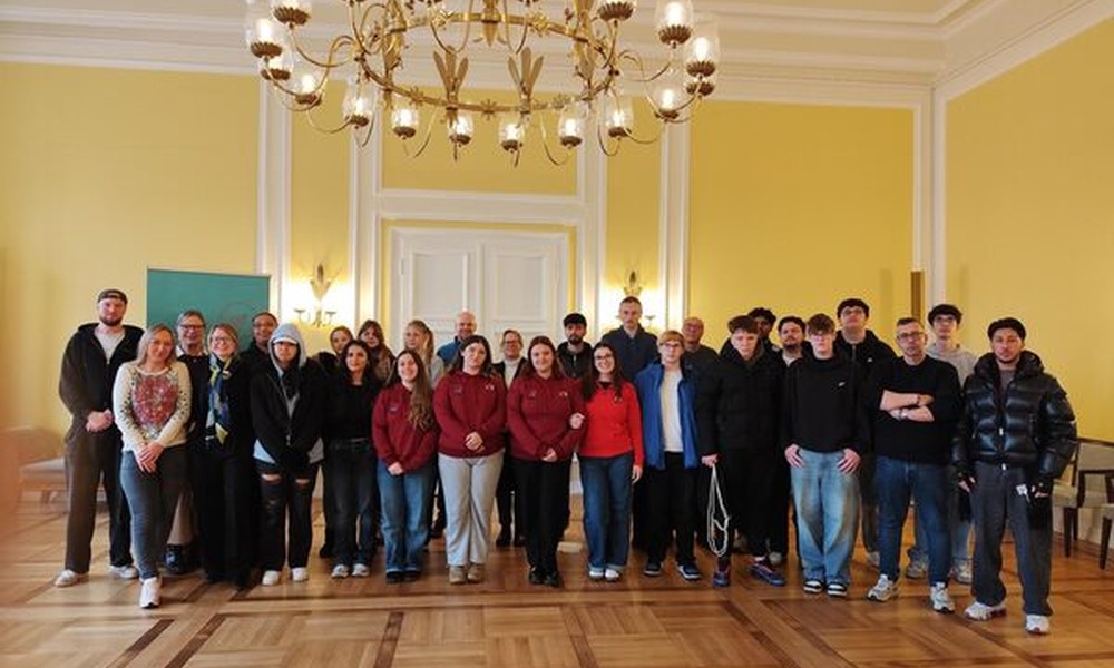 Teilnehmende aus Deutschland, Slowenien und Portugal präsentieren Medienprojekt im Wiesbadener Rathaus