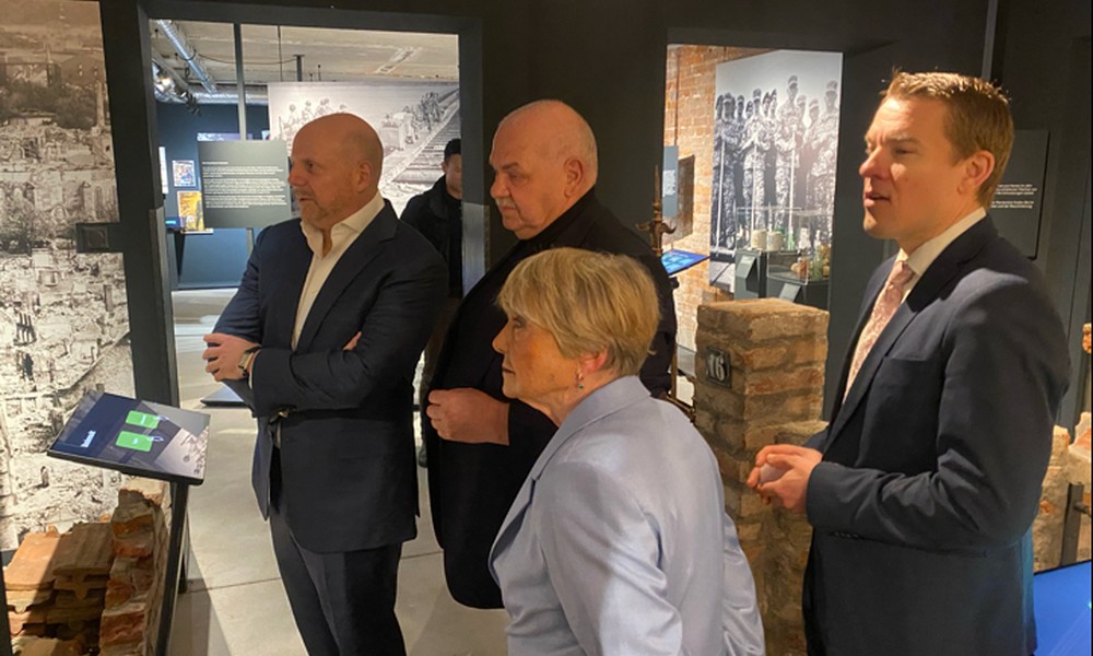 US-Generalkonsul Heath besichtigt Dokumentationszentrum zur amerikanischen Militärpräsenz in Hanau