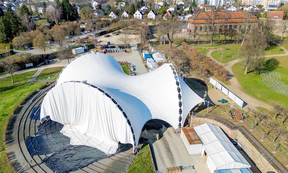 Wiederaufbau des Kuppeldachs markiert Beginn der Vorbereitungen für Brüder Grimm Festspiele in Hanau