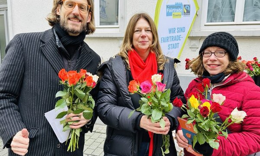 Wiesbaden verteilt Fairtrade Rosen zum Valentinstag und macht auf Arbeitsbedingungen aufmerksam