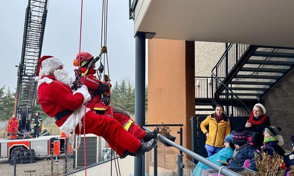 Wiesbadener Höhenretter seilten sich als Nikolaus im Zwerg Nase Zentrum ab Wiesbadener Höhenretter seilten sich als Nikolaus im Zwerg Nase Zentrum ab