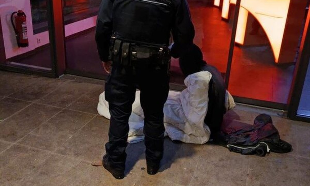 Wiesbadener Stadtpolizei verteilt bei nächtlichen Streifen heißen Tee an Menschen ohne festen Wohnsitz